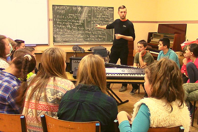 Warsztat muzyczny dla klasy — praca z całą grupą przy keyboardzie